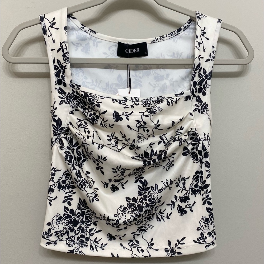 Cider size Small NWT white & black floral cropped top 95% polyester 5% elastase